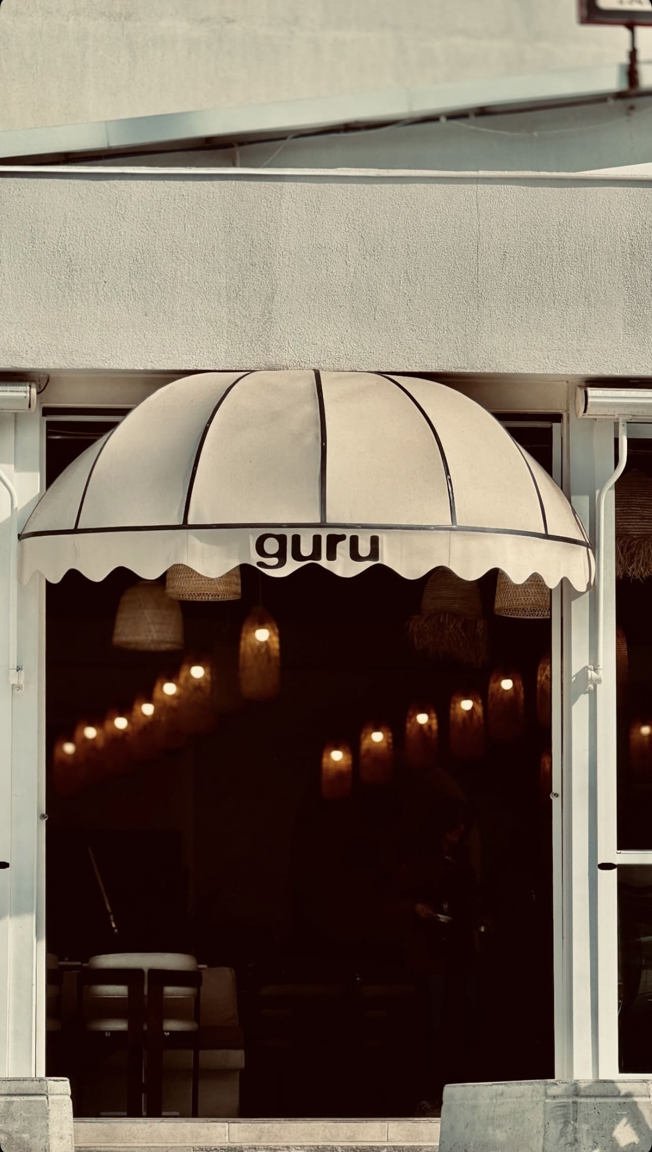 Guru Cafe girişi