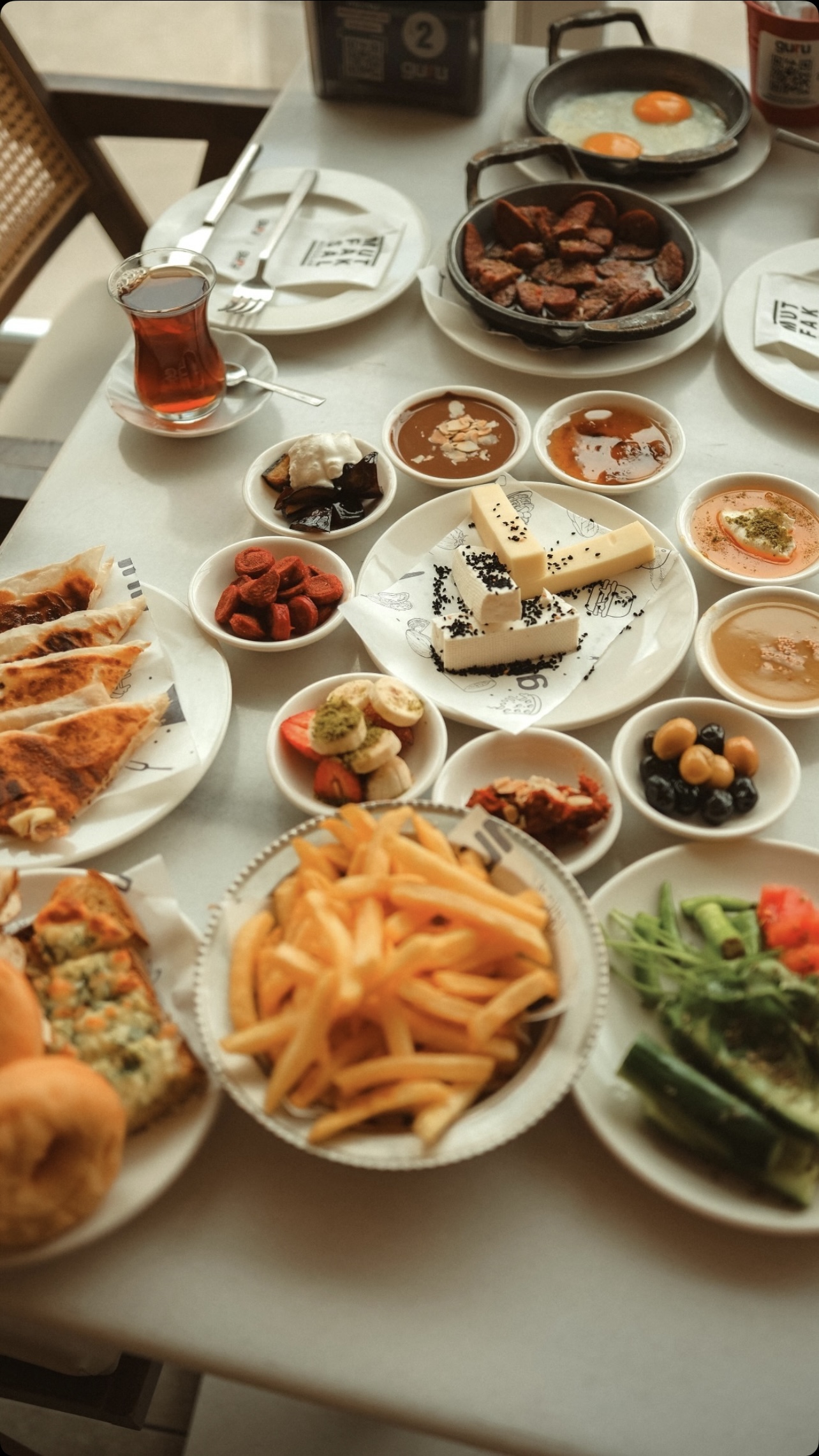 Guru kahvaltı sunumu